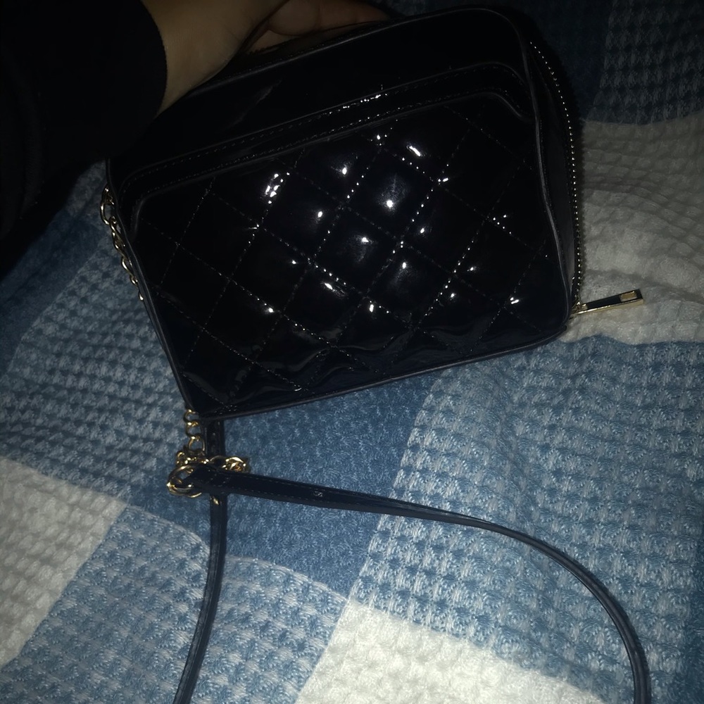 Hi I’m kazii n I’m selling a shiny leather bag.
